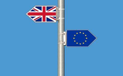 Union Jack and EU flags pointing in opposite directions