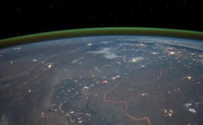 The nightside green airglow layer surrounding the Earth near 90 km observed from the International Space Station