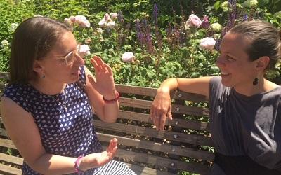 Dr Tendayi Bloom in discussion with Dr Sara de Jong