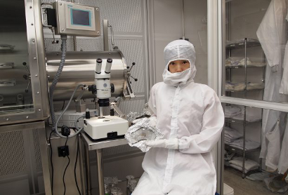 Queenie Chan holding zag meteorite sample