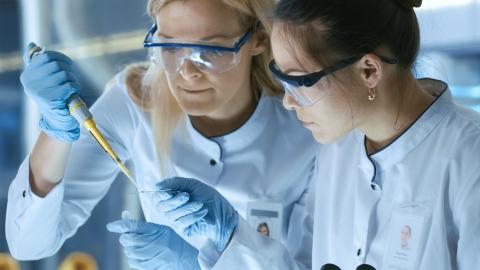ThinkstockPhotoes-827581036 - Research scientists