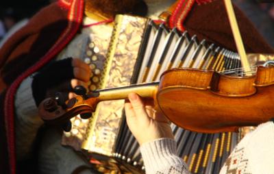 Fiddle and accordion player