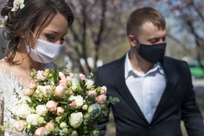 Bride and groom wearing protective masks