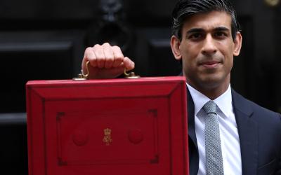 Rishi Sunak holding red box
