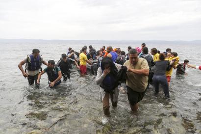 Shutterstock-328643612 Refugees reach Lesbos